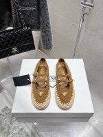 顶级版 Prada 普拉达2025新款经典三角扣草编渔夫玛丽珍鞋 复古手工编织意韵融于日常，以现代笔触刻画经典轮廓 从经典日式鞋履汲取灵感，繁而简练适合多种造型