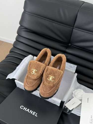 Chanel 24B新款书包扣乐福鞋 回归的经典书包扣设计 特别Vintage 复古味十足 拼色乐福鞋也长到了审美上 鞋面麂皮 内里皮毛一体 原版大底 Size