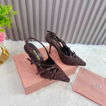 工厂 2025 新款新品 MIU MIU 全新超美装饰搭配,时尚淑女气质十足 双色拼接 又不乏美艳色彩,外侧附带弹力象巾 上脚非常方便意大利引进的原版楦头是最新 - 点击图像关闭
