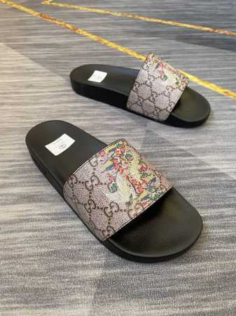 调工厂价 男装男鞋 运动原单古驰 Gucci 2025春季新款，蛇年爆单新品，情侣款一字拖，男女同款拖鞋，脚感舒适，帅气百搭，码数35-46 - 点击图像关闭