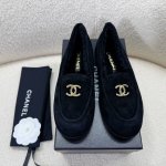 Chanel 羊毛鞋，毛毛乐福鞋~~ 超级火的一款小香风羊毛乐福鞋~~ %纯羊毛内里，麂皮面料，原版真皮大底~~金属双C标点缀，百搭、时尚、保等都被完美释放 3