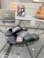B 顶级代购 布 炸街男神新品拖鞋专柜同步，鞋面意大利进口擦色牛皮面料，高品质拼接色彩工艺，鞋底：原厂特供原版底，独家活动成型底超级舒适，原厂跟单货，高品质，可