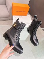 Louis Vuitton路易威登走秀新款 高端定制 1：1刻复 各大明星网红走秀款，面 料：牛皮 老花 内里：羊皮 码数35一41 出厂价 元