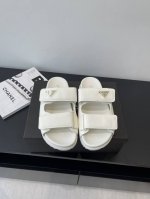 prada 普拉达 25Ss夏季新款 凉拖鞋 想起了小时候上学同学们穿的魔术贴涼鞋仁 经典设计 永不过时 选鞋子注重美观的同时 舒适是最重要的 这款鞋子平底设计