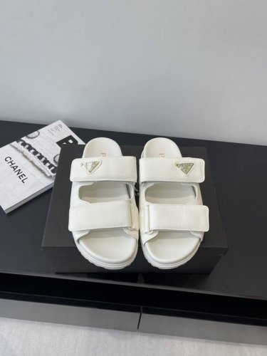 prada 普拉达 25Ss夏季新款 凉拖鞋 想起了小时候上学同学们穿的魔术贴涼鞋仁 经典设计 永不过时 选鞋子注重美观的同时 舒适是最重要的 这款鞋子平底设计
