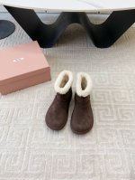 出厂 MiuMiu 缪缪2024ss秋冬走秀款 绑带羊毛小短靴雪地靴毛毛鞋 经常出现在各大时装杂志封面 各路明星、小红书博主都有钟爱 搭配绑带设计更显优雅，上脚