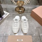 出厂 Miu Mi* 25Ss早春新款德训包头拖鞋 官网同步高版本！原版牛皮面料搭配精致芽边，每一寸皮质都透着低调的奢华感，穿上就是 不刻意的高级 。 可调节绑