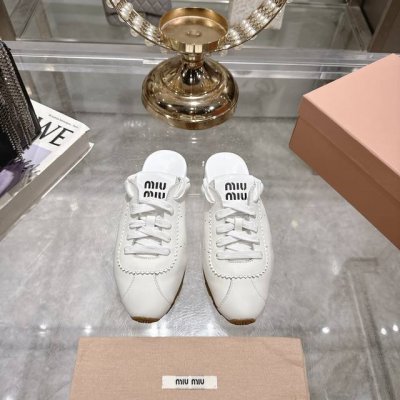 出厂 Miu Mi* 25Ss早春新款德训包头拖鞋 官网同步高版本！原版牛皮面料搭配精致芽边，每一寸皮质都透着低调的奢华感，穿上就是 不刻意的高级 。 可调节绑