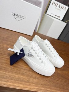 市面最高版本 Prada 普拉达25春季新款△三角标牛油软皮单鞋 时髦精绝对不能错过的必入款 简单好搭 质感极好的Vintage感 纯粹和极简做的利落又诗意 采