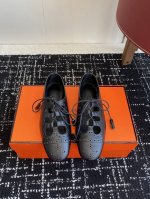 东莞代购级 官网同步盒包装 hermes 爱马仕 Kamilla系列 玛丽珍粗跟单鞋 山羊皮和Nappa皮革 玛丽珍鞋 搭配标志性 H 鞋扣和撞色滚边 打造精致