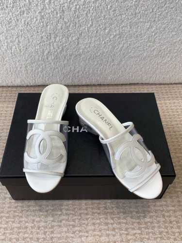 P340Chanel 小香 25Ss 春夏新品度假 Pvc透明胶片 懒人拖 小香的一款全新设计 鞋面透明材质搭配双C 简约百搭上脚超级美的 怎么看都超美 鞋面：