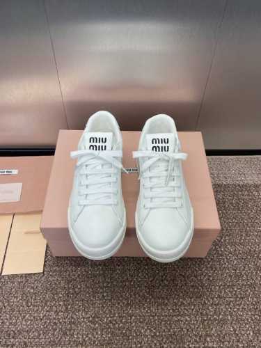 工厂价 Miumiu 2025春夏高定系列走秀新款系带休闲运动小白鞋 缪缪明星同款字母Logo厚底圆头拼色滑板女鞋 材质 鞋面进口小牛皮 进口羊猄皮+水染羊皮内