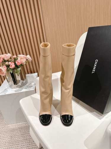 高版本CHANEL香奈儿秋冬经典裤筒靴 强烈推荐 一定要买的神仙靴子 贼显腿长！比例王！ 设计师风格强调结构.简练与跨性别之美！ 鞋面采用原版头层小牛皮，质感满