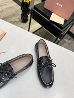 Miumiu 女款.Size：女35-40. 2025早春走秀新款擦色复古乐福鞋火爆来袭，早春穿搭必备单品 鞋面采用定制复古擦色头层牛皮上复古的做旧擦色工艺，使