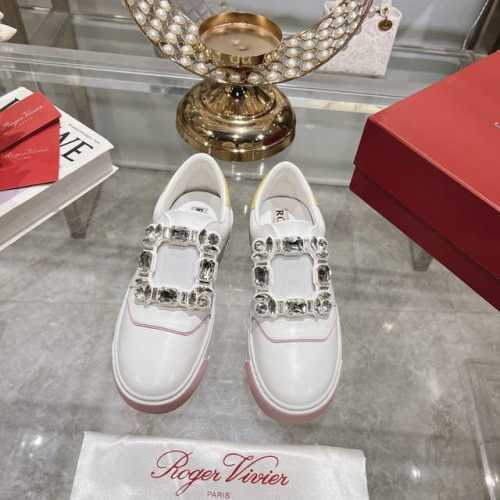 冲量价: P360春夏新款 新色 女鞋Viv Golf钻扣皮革运动鞋小白鞋 梦中情鞋Rv钻扣小白鞋！轻运动风潮来袭，简便运动鞋以鞋底花型图案令人眼前一亮。巧妙释
