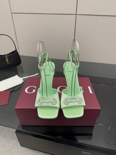 顶级版本 gucci 25S春夏新品水钻糖果色 后带凉鞋高跟 g家在体现高级感这块 总让人大写的服气 看起来蛮简单的款式 但上脚就莫名很高阶 非常性感 让你轻松