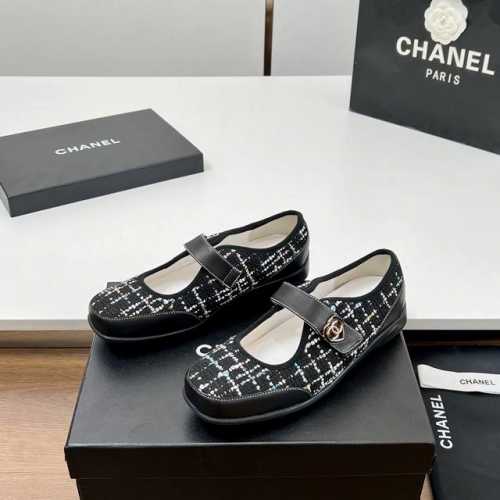 顶级版本 2025春夏新品 CHANEL 香奈儿 方头玛丽珍鞋、爱心魔术贴单鞋小香真好看呀～复古和时髦的结合体！这双上脚实在太美噜～侧面logo超级闪 拼黑色鞋