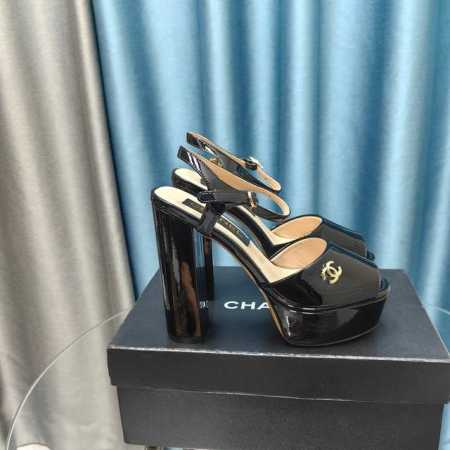 厂价 CHANE*｜小香24P新品走秀 款防水台双C高跟凉鞋 巴黎时装周周秀重磅新品 穿上瞬间拉长拉细小腿比例 随意的搭配即可造型出甜酷气质！ 鞋面采用原版牛皮 - 点击图像关闭