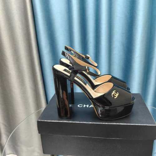 厂价 CHANE*｜小香24P新品走秀 款防水台双C高跟凉鞋 巴黎时装周周秀重磅新品 穿上瞬间拉长拉细小腿比例 随意的搭配即可造型出甜酷气质！ 鞋面采用原版牛皮