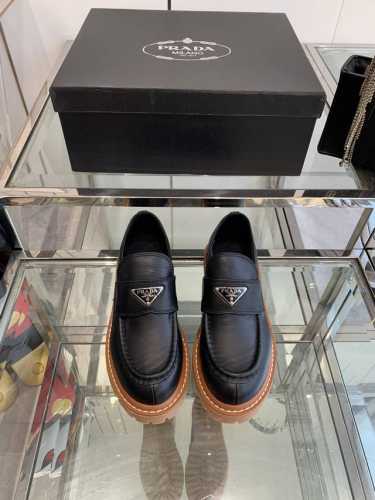 PRADA 普拉达 24ss秋冬走秀款 乐福鞋 太古汇原版购入爆拆复刻 鞋子上脚很轻便，走路舒适度都很赞 运用三角标设计风格值得拥有 鞋型韵味超赞，非常有特色的