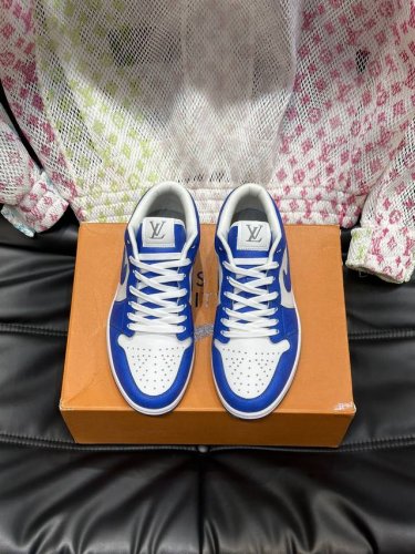 Louis *Uitto* X Nike联名低帮休闲运动鞋，采用头层牛皮拼接原版帆布精心制作，侧身联名印花Logo装饰，双色橡胶鞋底、后侧鞋口和鞋跟处均带有品牌