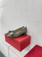 漆皮 舒适 平底蝴蝶结 经典五金扣件 鎏金工艺 Ferragamo 灰色24 菲拉格慕 平底鞋拖鞋 今期高频曝光 人对Fam刮目相看加上各路明星 更加适合日常着