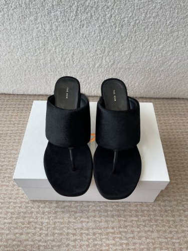 莞产新款 25Ss The Row 高跟 夹脚拖鞋 第一眼看到这个鞋子给人感觉很简单不起眼，其实上脚很好看，主要也好穿，整个鞋子非常柔软不磨脚。 真皮拖鞋面料进