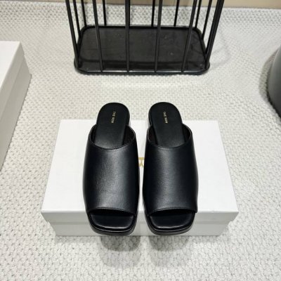 出厂: 独家顶级版本 the Row小众潮牌25Vs春夏新款系列 方头薄底凉拖 原版一比一打造舒适度 包裹性都比较好 个性十足 很好驾驭各种风格衣服搭配 面料: