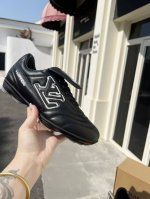 2025年新款Lv情侣同款球鞋，穿上就是时髦精 这款 Footprint Soccer 运动鞋于2025春夏系列时装展中亮相，是Pharrell William