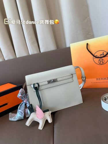 Swift牛皮 折叠密封包装 爱马仕Dance跳舞包 升级～2条背带 可单肩 可斜挎 可双肩 实物太好看了 简直无法拒绝 最人气的尺寸 超显气质 尺寸23*19