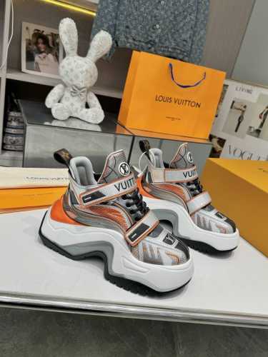 2054秋冬新款 LOUIS VUITTON 超级百搭瘦腿神器最新弓底设计2.0系列经典再创，活力十足上脚更舒服大气， 面料：科技5D打印+数字打印技术压铸，
