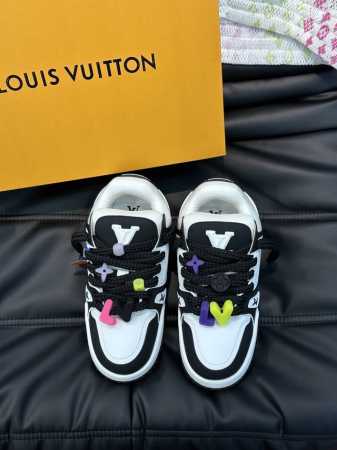 Ouis *Uitto* Trainer Maxi小胖丁男士运动鞋，取材绒面牛皮革，将经典 L*Trainer 运动鞋瞩目放大，是 春夏时装秀的灵感延伸。橡胶 - 点击图像关闭