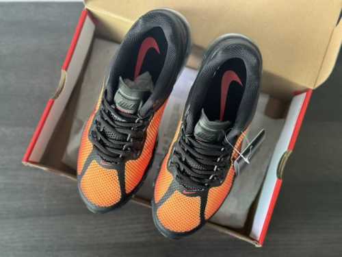 纯原版本，男款，运动鞋码。 今天给大家介绍一款超赞的跑鞋 Nk Air Max 2013 复古网布全掌气垫跑鞋。 这款跑鞋采用复古透气网布设计，不仅时尚感十足，
