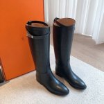 HERME S 经典kelly长靴ss24秋冬款 经典kelly半，原版小牛皮材料，不同颜色搭配，真的是好看极了，养马富婆必备品！ 内里小羊皮，鞋底意大利进口材