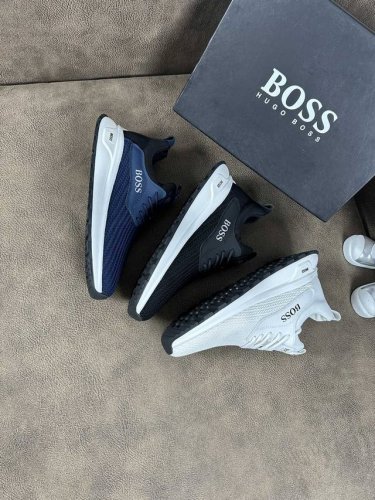 工厂价： Boss 运动男鞋，以经典的设计成为永不落幕的时尚宠儿，经典的休闲造型。采用进口透气飞织面，羊里品牌专用大底，Tpu耐磨超轻大底，轻便，整体设计和谐统