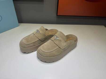 代购级Prada普拉达 25ss p家 25春夏厚底水台包头拖 德训风格 全真皮，加厚橡胶鞋底麂皮细节感跟好 三角标点缀，简单高级！关键上脚超显腿长，轻松拉长腿 - 点击图像关闭