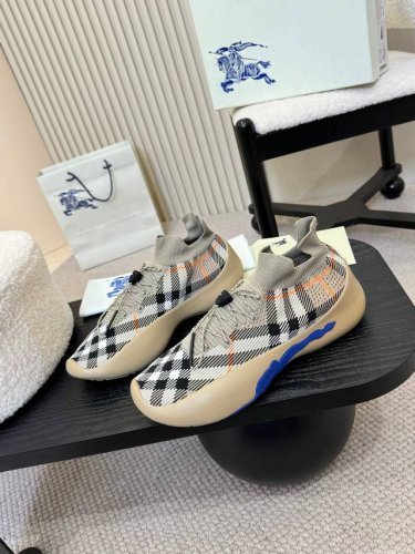 男款 , Burberry2025爆款出炉，超轻袜子鞋，百搭，装饰精纺 Burberry 格纹图案。搭配网眼内衬和格纹鞋带，橡胶鞋底饰有典藏 Burberry