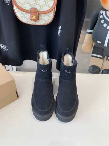 出厂价 UGG女神必备-厚底松紧鞋上线啦 UGG秋冬新款四叶草厚底鞋上市 颜色:经典栗色 黑色 鞋底厚5.5厘米 显高挑更易搭配 翻毛皮的材质 更贴合脚背 舒适