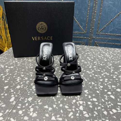VERSACE范思哲秀场新款美杜莎新款防水台系列凉鞋！ 真丝漆皮+品牌特有的美杜莎人头装饰 每个成品犹如艺术品般的存在，赏心悦目 经典配色，顶级版本 艺术与设计