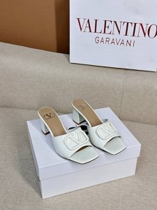 顶级版-真皮底Valentino Garavani Vlogo Cut-Out 25最新经典百搭V扣拖鞋 出厂 ────── 面料：顶级小牛皮 ────── 内