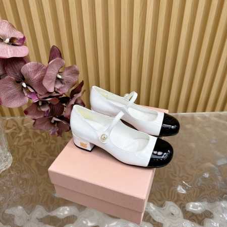 顶级品质 Miu Miu2025夏季新款火爆款玛丽珍粗跟单鞋 全新超美链条装饰搭配 时尚淑女气质十足 双色拼接 又不乏美艳色彩外侧附带弹力象巾 上脚非常方便鞋面 - 点击图像关闭