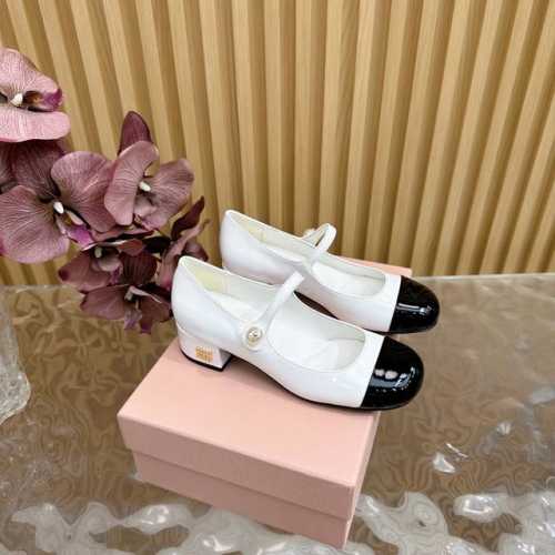 顶级品质 Miu Miu2025夏季新款火爆款玛丽珍粗跟单鞋 全新超美链条装饰搭配 时尚淑女气质十足 双色拼接 又不乏美艳色彩外侧附带弹力象巾 上脚非常方便鞋面