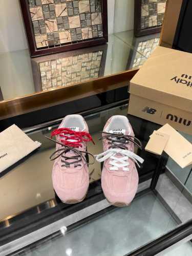 mium*u x new balance联名款运动鞋 原版精准cp！鞋型无限接近，精细工艺制作 年度zui火爆的款式，不需要多说，各种网红明星上脚秀 面料材料牛