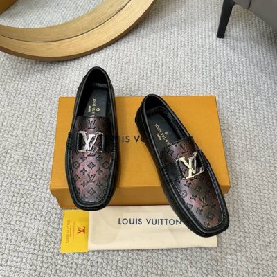 出厂价P 羊里 Lv 2025春夏专柜Gloria系列款原厂特供皮料生产 原版楦型。以遍布鞋面的Monogram压纹等精致工艺细节展现优雅风貌的经典开车套脚休闲