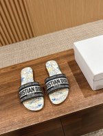 主推款 平底 、高跟 D家春夏新款升级刺绣拖鞋，这款拖鞋真的好穿又好看，今年的颜色真的超美，每个色都想入 无敌显白 真皮大底 Size:35-39 定做码数40