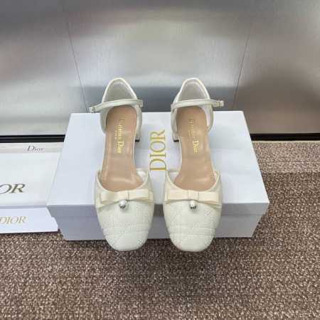 工厂价 迪奥 Dior 2024春夏高定系列新款 D-Ramour 标志性电绣藤格纹低跟芭蕾舞女鞋 Cd字母logo珍珠扣粗跟蝴蝶结中空凉鞋 材质：进口混种小牛 - 点击图像关闭
