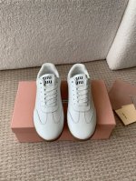 MiuMiu 24ss 秋冬新款 魔术贴 情侣 德训鞋 复古休闲鞋 最新款德训小白鞋，在找小白鞋还要复古的还要舒适的 还要那种德训鞋的可以看过来了 秋冬火爆款休