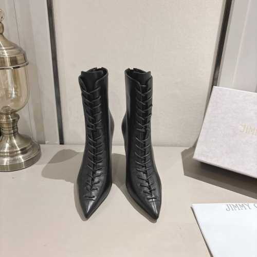 jimmychoo2024秋季米兰发布！ 视角回溯品牌初创时期充满矛盾张力的风格: Scarlett高跟鞋延续滴跟设计，如塑身衣般的系带打造迷人纤细足尖； Di