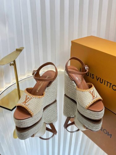 Lv 路易威登 25春夏新款 顶级版本原版一致 专柜主打最新款 Lv X Tm村上隆联名款麻绳坡跟凉鞋 硬货上新 代购级别 高级感十足 国内外博主刷爆的一款 复