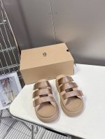 Ugg春夏最新松糕厚底拖鞋 一款不会撞衫的鞋子、简约的隔板设计鞋面 魔术贴带子 春夏必备款、无论什么裤子裙子都能驾驭 上脚非常舒适好看鞋底超级轻 妥妥的增高神器